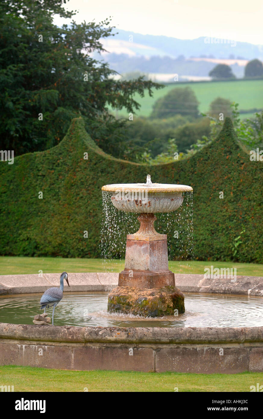 Una fontana a ELTON HALL vicino a Ludlow SHROPSHIRE REGNO UNITO Foto Stock