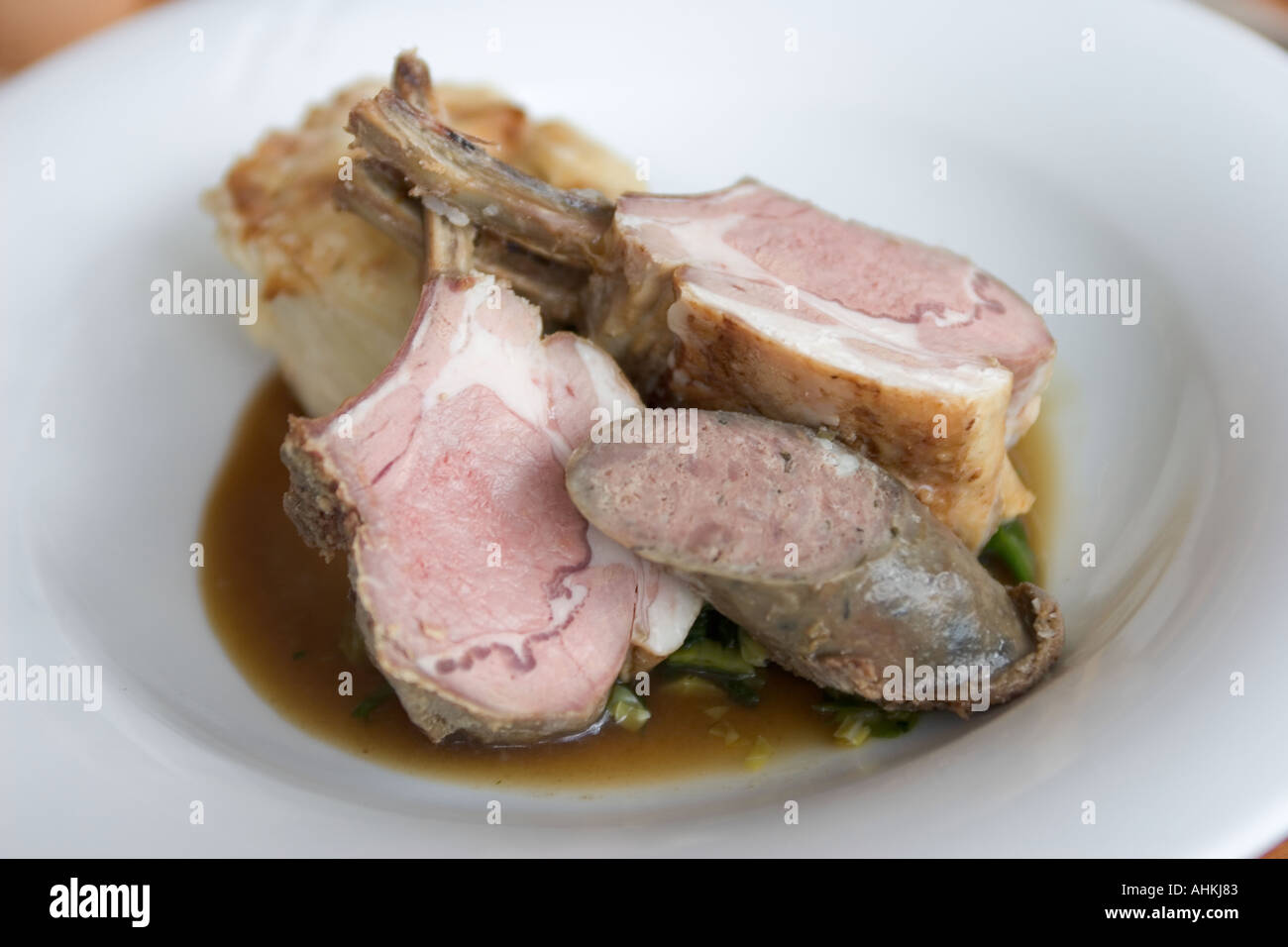 Migliore finale di Brecon Agnello con Glamorgan salsiccia verdure di primavera e la Crema di patate Foto Stock