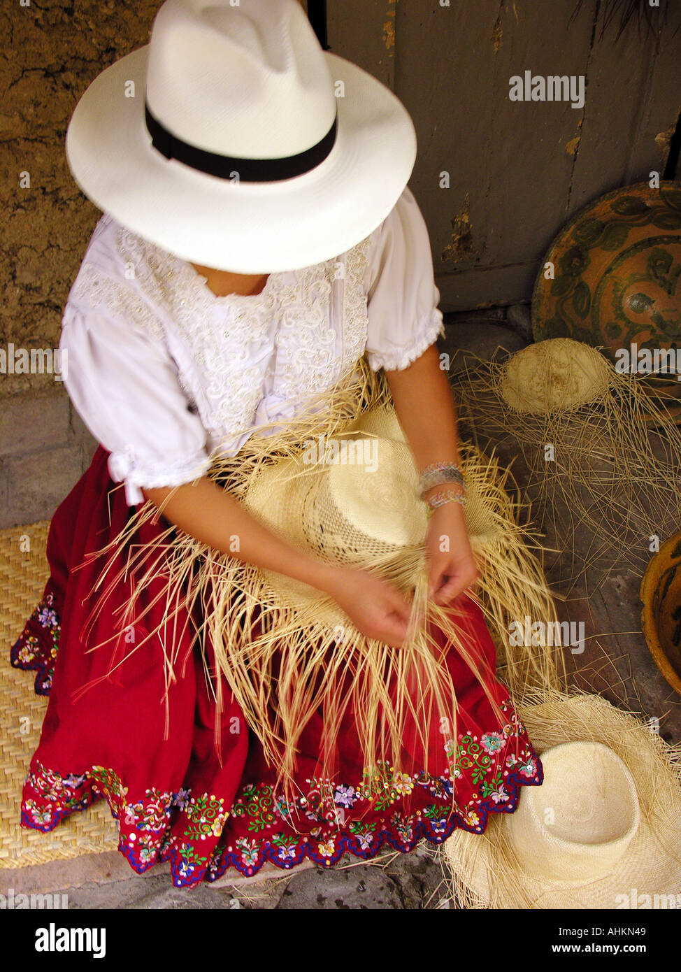 Donna che fa il cappello di Panama, Ecuador, Sud America Foto stock - Alamy
