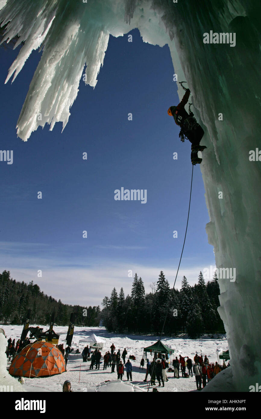 Gli uomini s arrampicata su ghiaccio difficoltà di concorrenza a Festiglace 2005 in Pont Rouge Québec Canada Foto Stock
