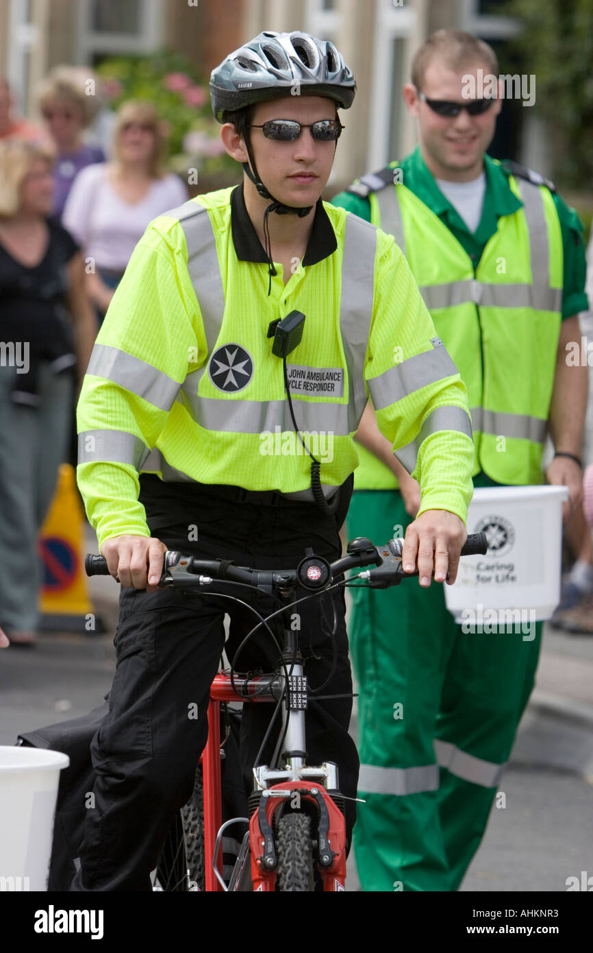 Ambulanza paramedico su una bicicletta Foto Stock