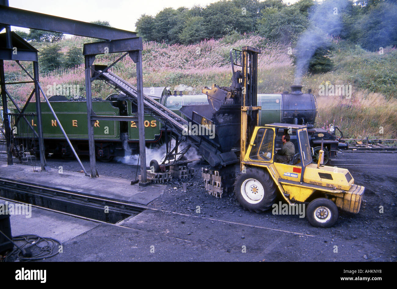 Mettere il carbone in gara di locomotiva a vapore Foto Stock