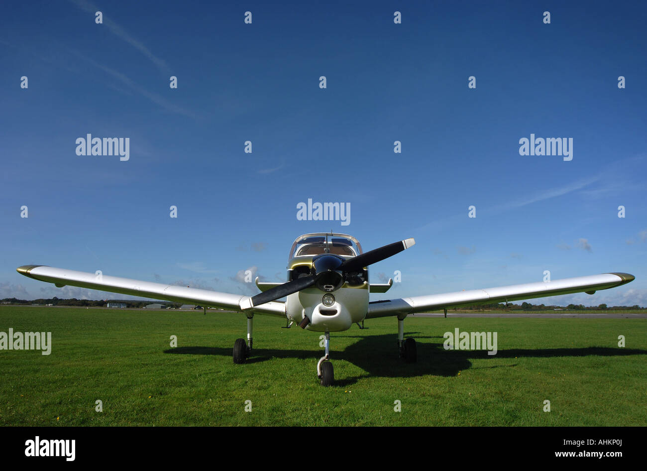 Un aeromobile leggero supporti sotto il cielo blu sul campo d'aviazione a Dunkeswell, Somerset, Regno Unito. Foto Stock
