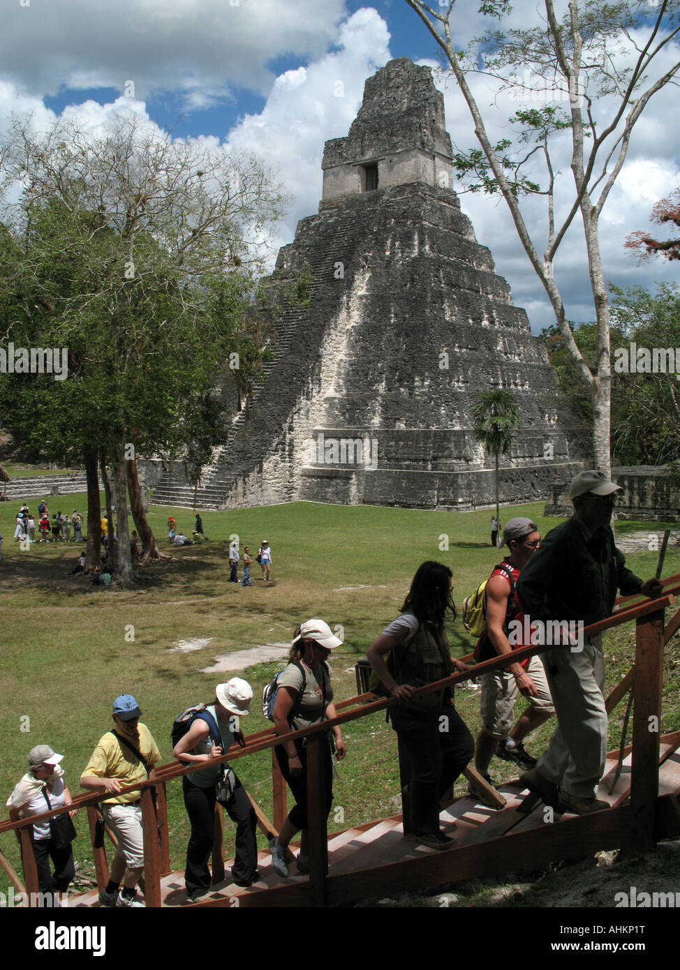 I turisti salite le scale del grande Plaza a Tikal rovine Maya in Guatemala Foto di Alden Pellett Foto Stock