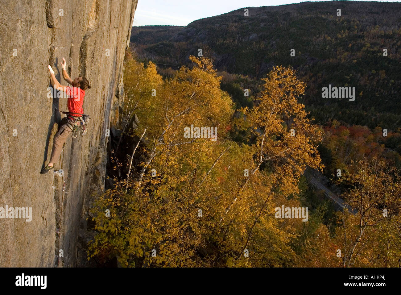 Pete Kametsis salite di roccia alla tela di ragno cliff nei monti Adirondack Keene Valley New York Foto Stock