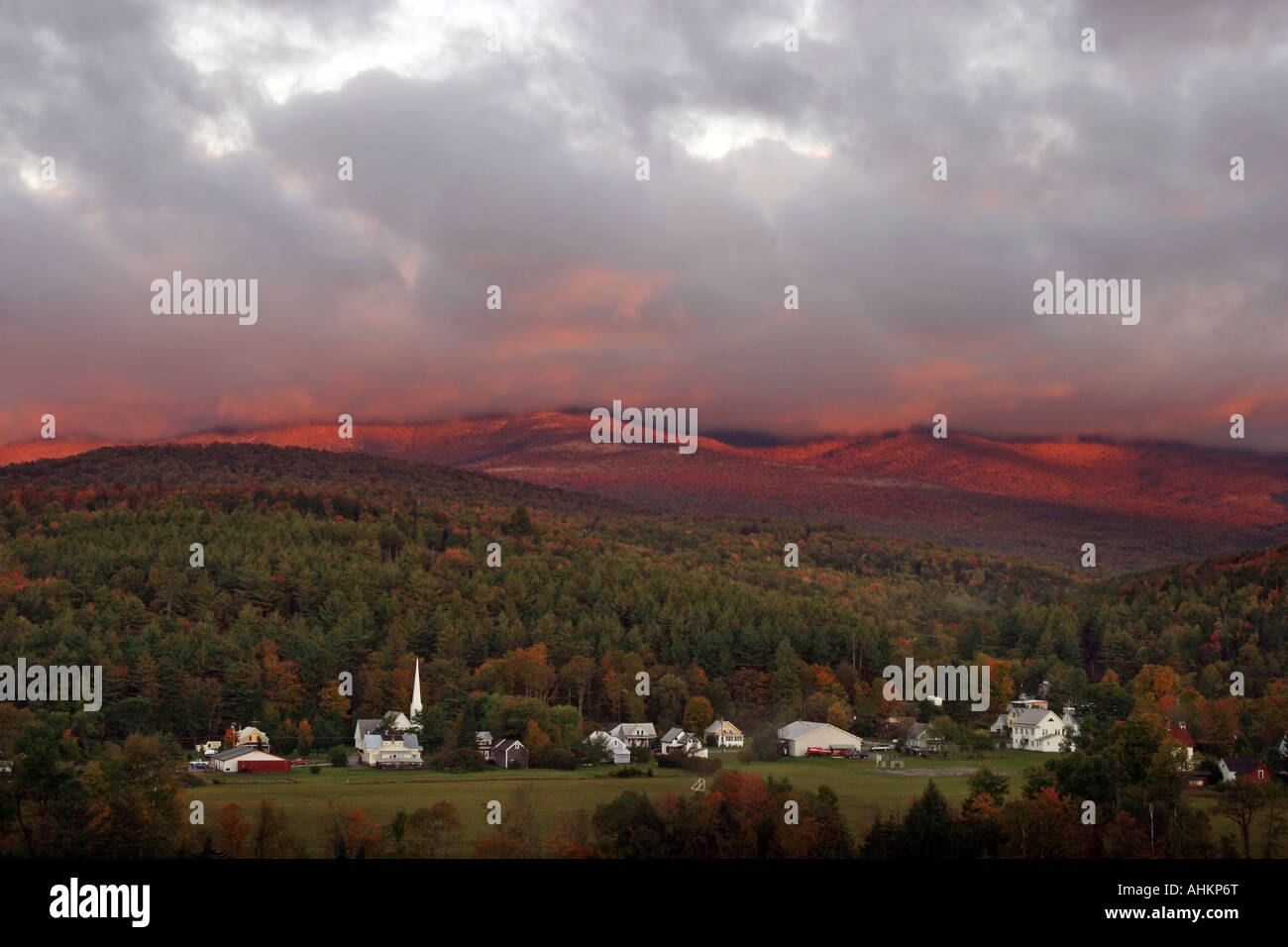 Alba illumina le montagne in caduta stagione al di sopra del villaggio di Worcester, Vermont. Foto Stock