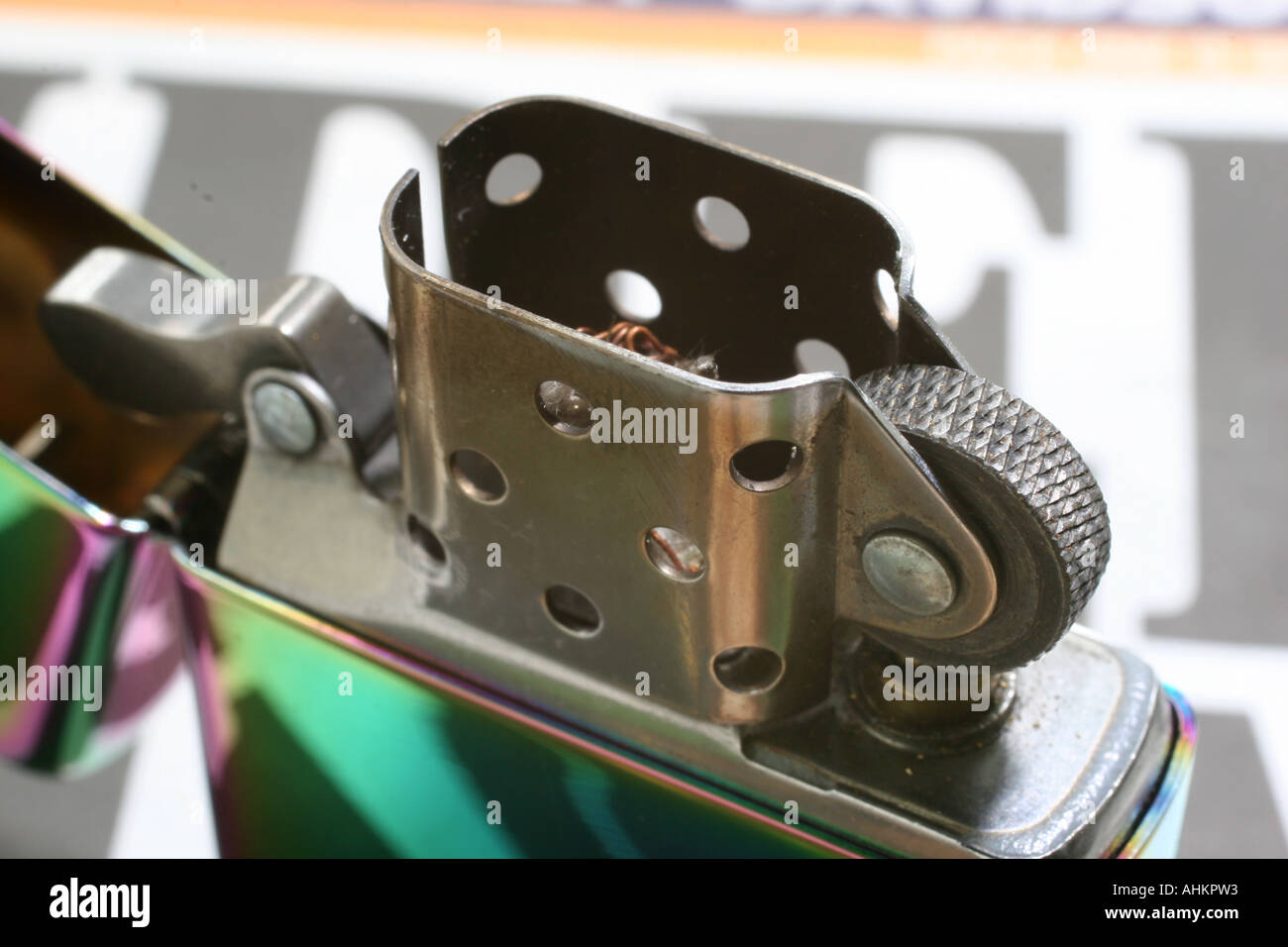 Chiudere il colpo di mostra Zippo accendino a benzina che mostra la selce e  scintillante di ruota dentellata Foto stock - Alamy
