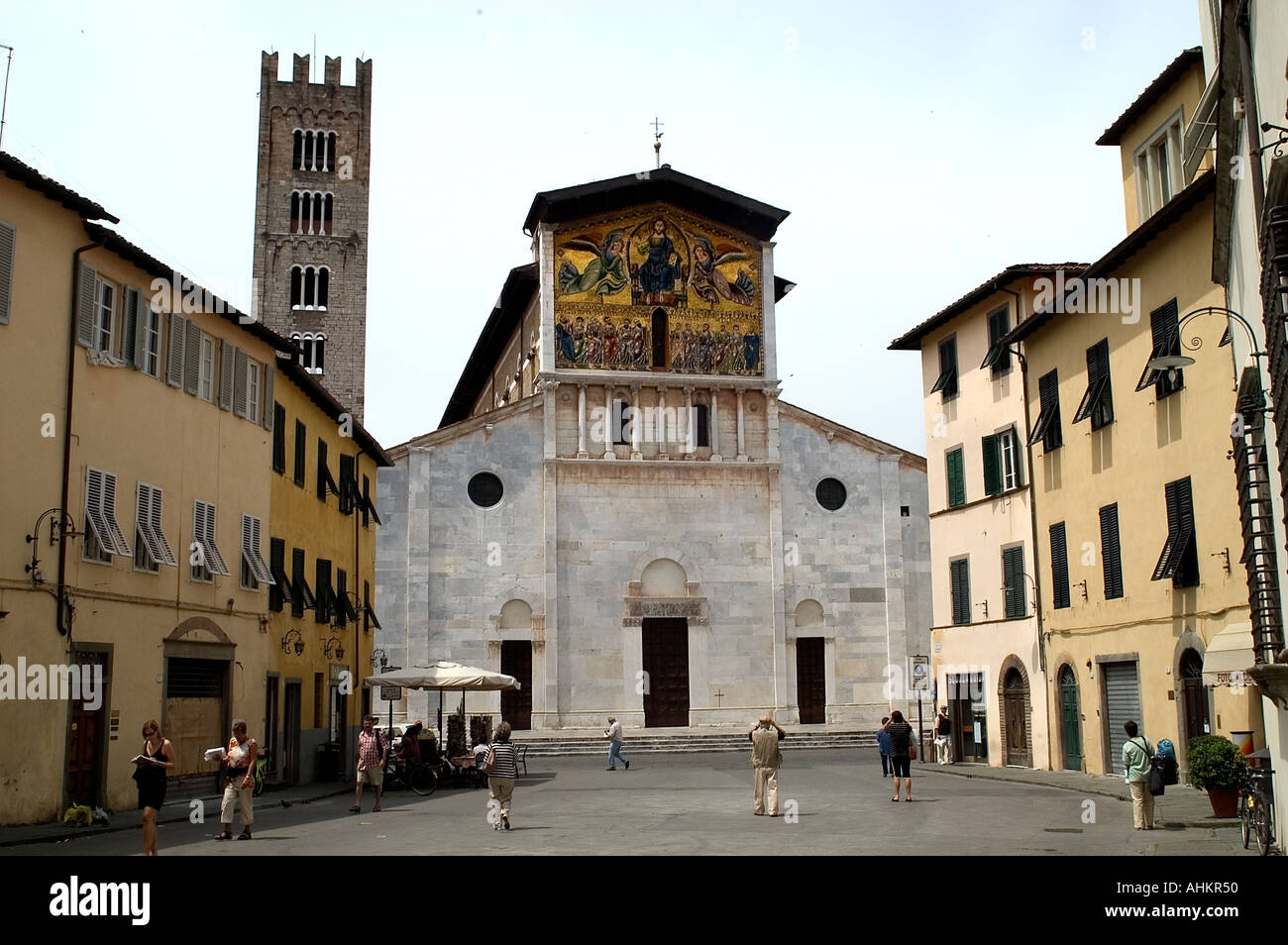 La Basilica di San Frediano è una chiesa romanica di Lucca, situata in Piazza San Frediano. Monumentale mosaico dorato sulla facciata. Foto Stock