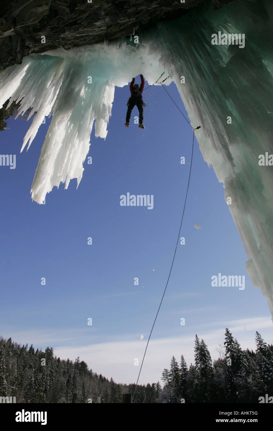 Guy Lacelle pende 10 durante la difficoltà di arrampicata su ghiaccio a concorrenza Festiglace 2005 in Pont Rouge Québec Canada Foto Stock