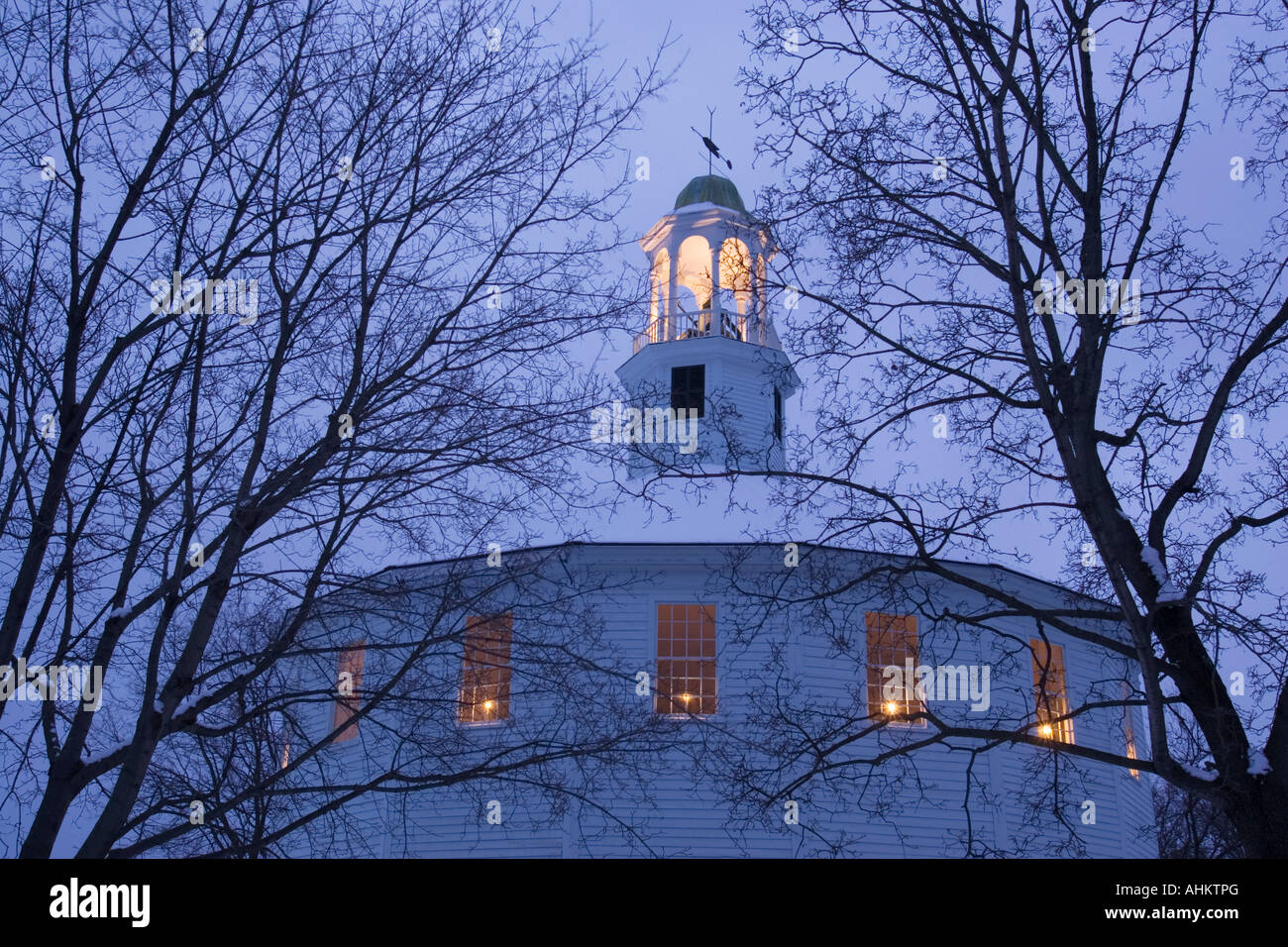 Di sera presto in scena a dicembre presso la chiesa rotonda in Richmond Vermont Foto Stock