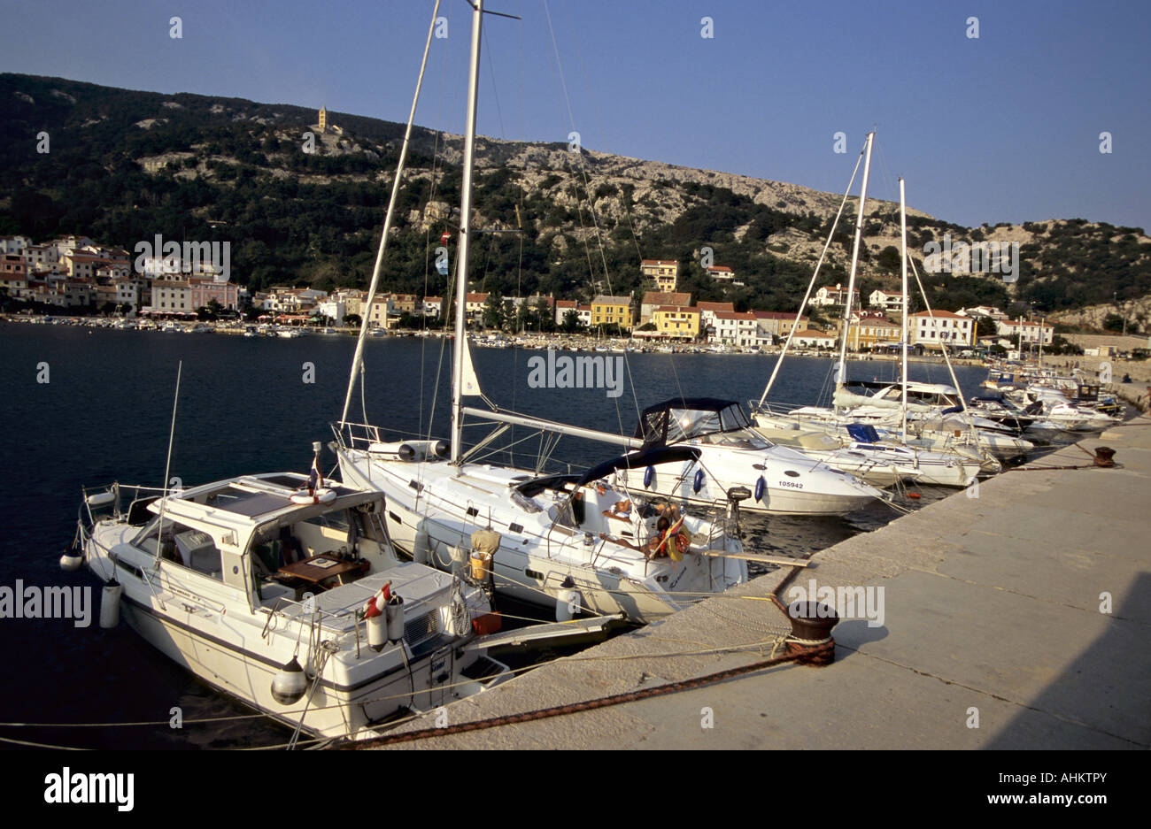 HRV Kroatien Krk Yachten im Hafen von Baska Insel KrK Croazia Barche nel porto di Baska Isola di Krk Foto Stock