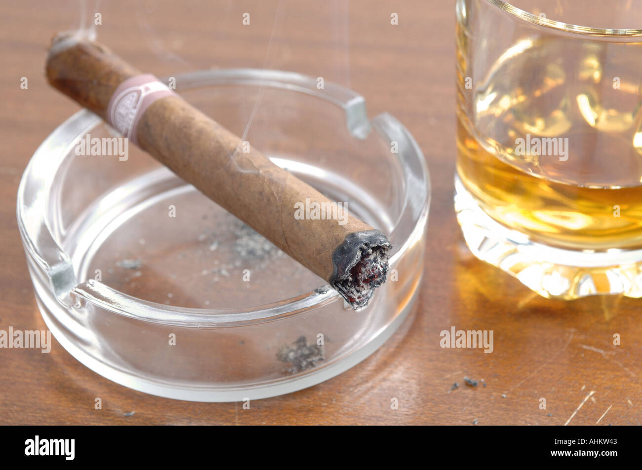 Sigaro cubano e un bicchiere di scotch whisky Foto Stock