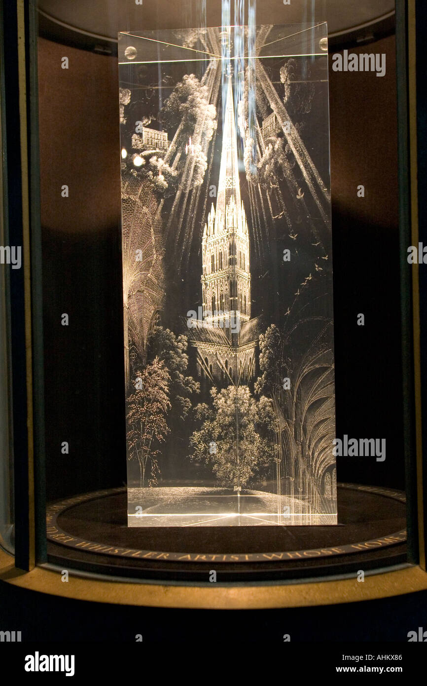 Questo prisma di vetro è un memoriale all'artista Rex Whistler 1905 44 che  vivevano nella Cattedrale Salisburys vicino Foto stock - Alamy