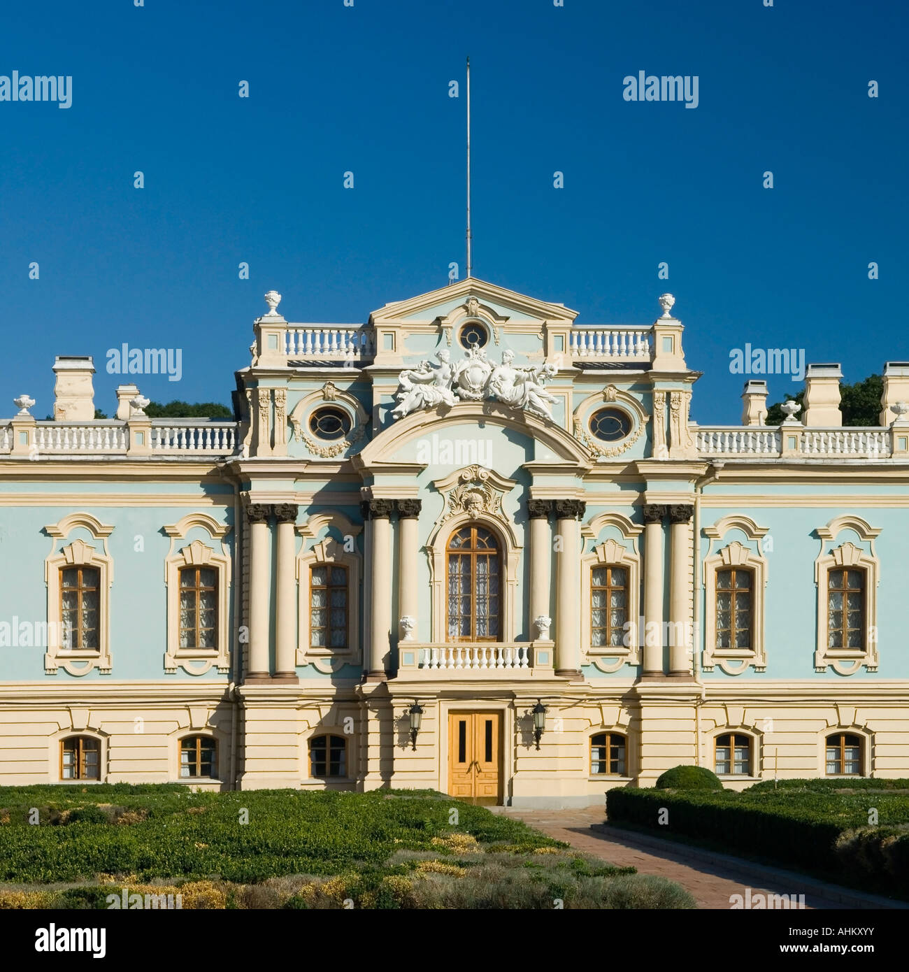 Vista frontale del palazzo Mariyinsky un cerimoniale ufficiale di residenza del Presidente della Repubblica di Ucraina a Kiev Ucraina Foto Stock