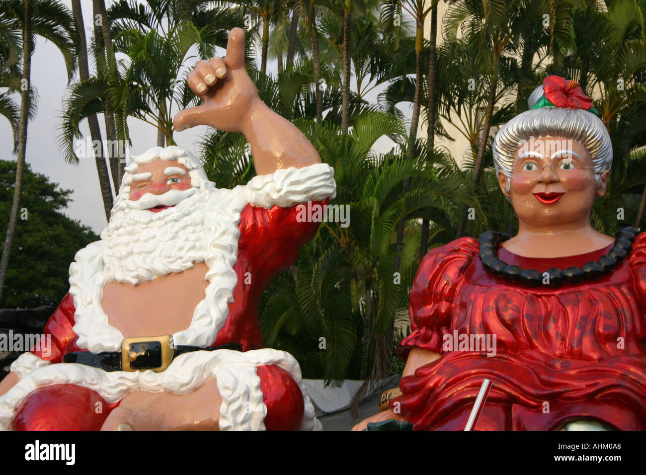 Hawaiian Santa Claus e la sig.ra Claus sulla cima di una fontana a Honolulu Hawaii Foto Stock