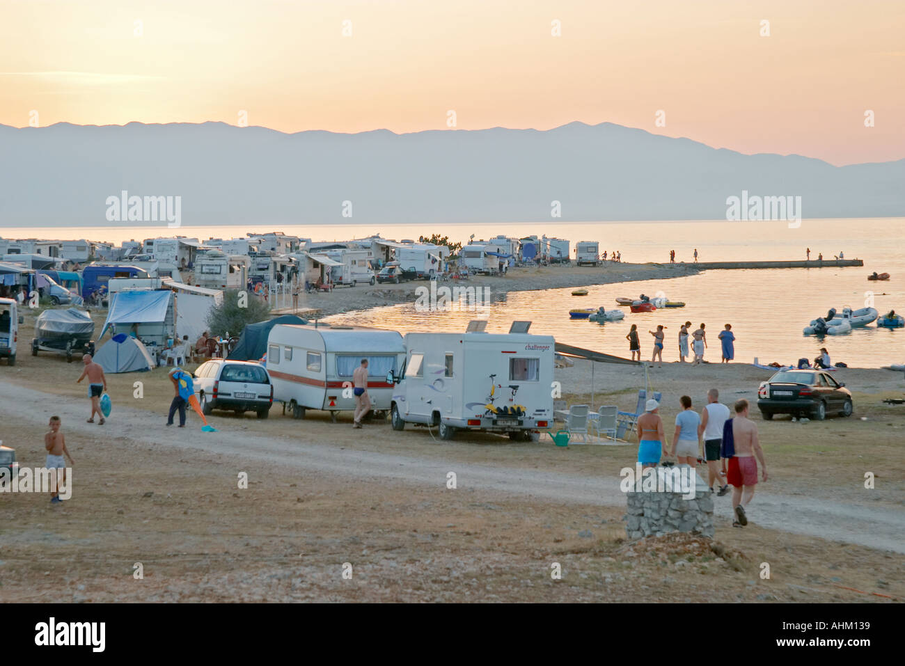 Tramonto sul mare dalla spiaggia di Omisali camping caravan e isola di Krk Dalmazia  Croazia Foto stock - Alamy