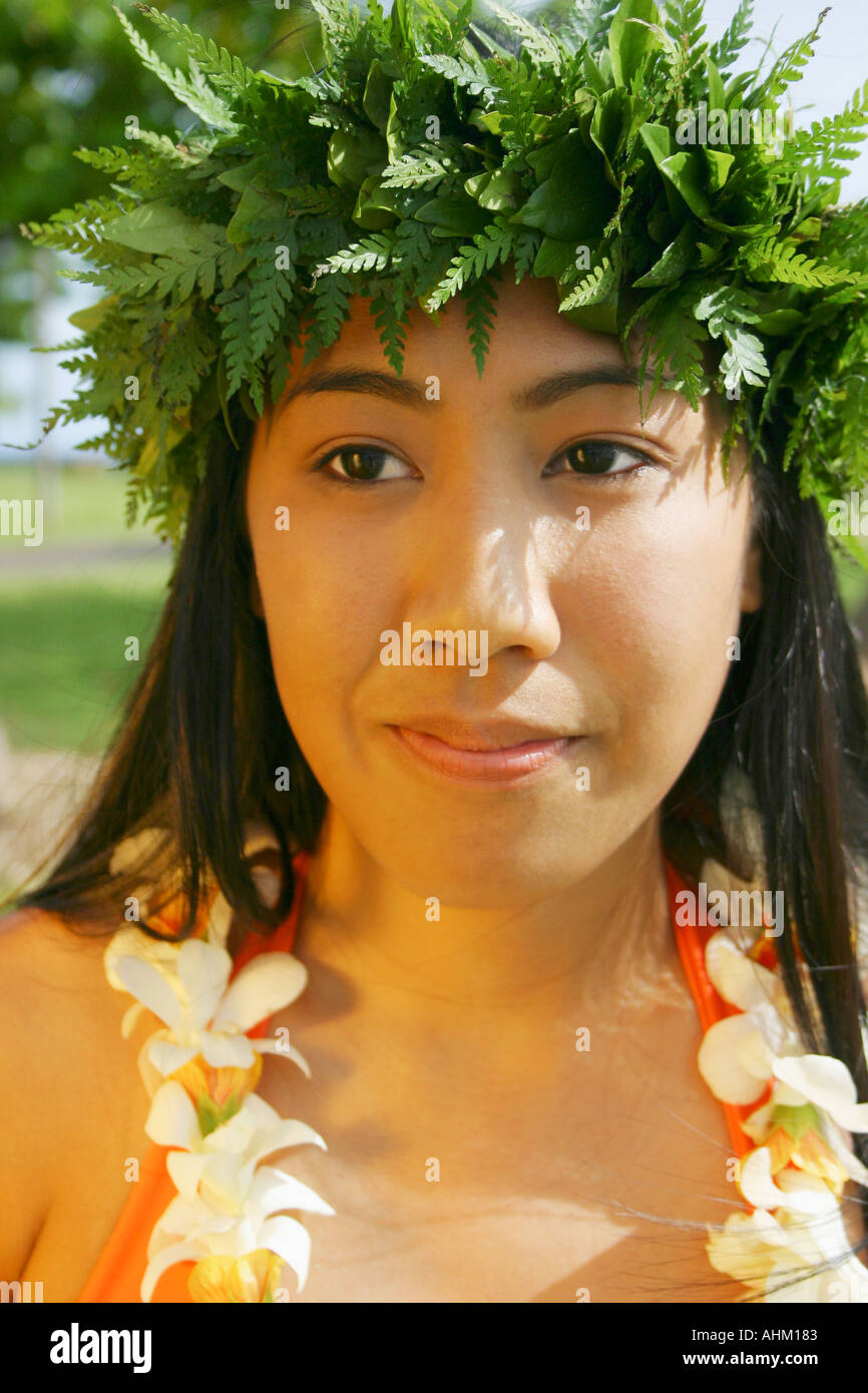 Giovane donna Hawaiana con haku lei Foto Stock