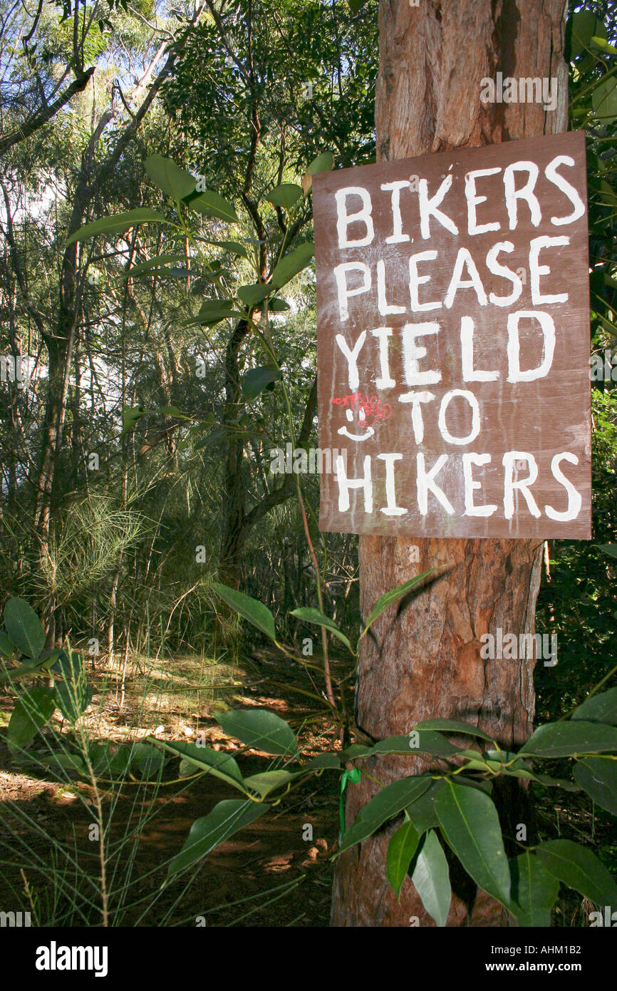 Segno su albero bikers si prega di resa per escursionisti sulla lussureggiante tropicale Aiea Loop Trail Oahu Hawaii Foto Stock
