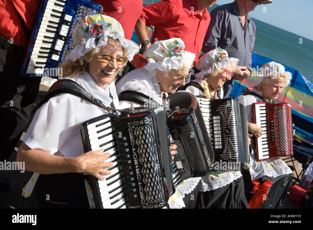 I giocatori formare fisarmonica internazionale di Sidmouth Folk Festival Devon England Foto Stock