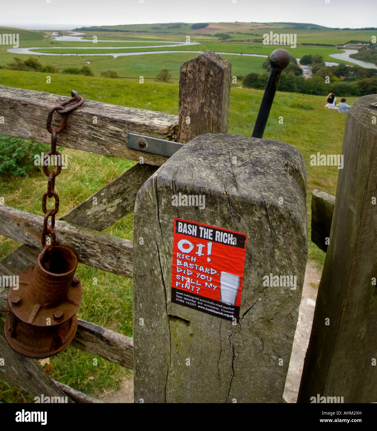 Bash la ricca: un adesivo sul gateway in Cuckmere Haven spot bellezza chiamando una protesta a Londra.Picture da Jim Holden. Foto Stock