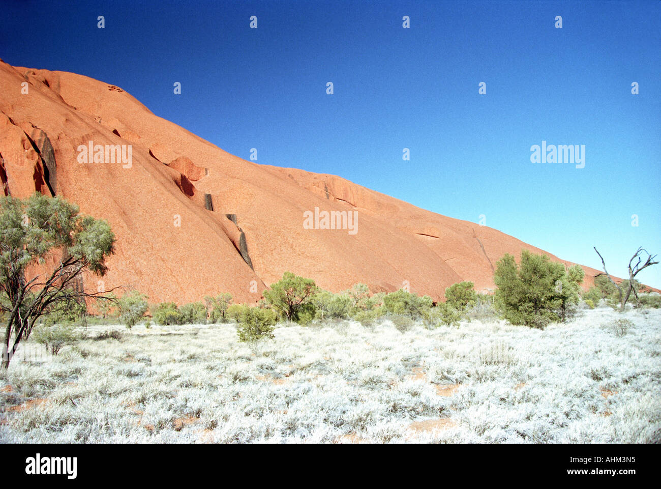 Uluru Ayers Rock, Red Centre, l'Outback australiano, il Kata Tjuta National Park, Rosso, Blu, Verde, montagna, natura Foto Stock