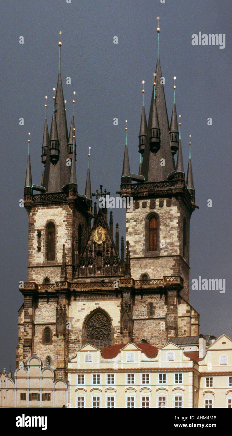 Cattedrale di Tyn di Praga contro un cielo theatening Foto Stock