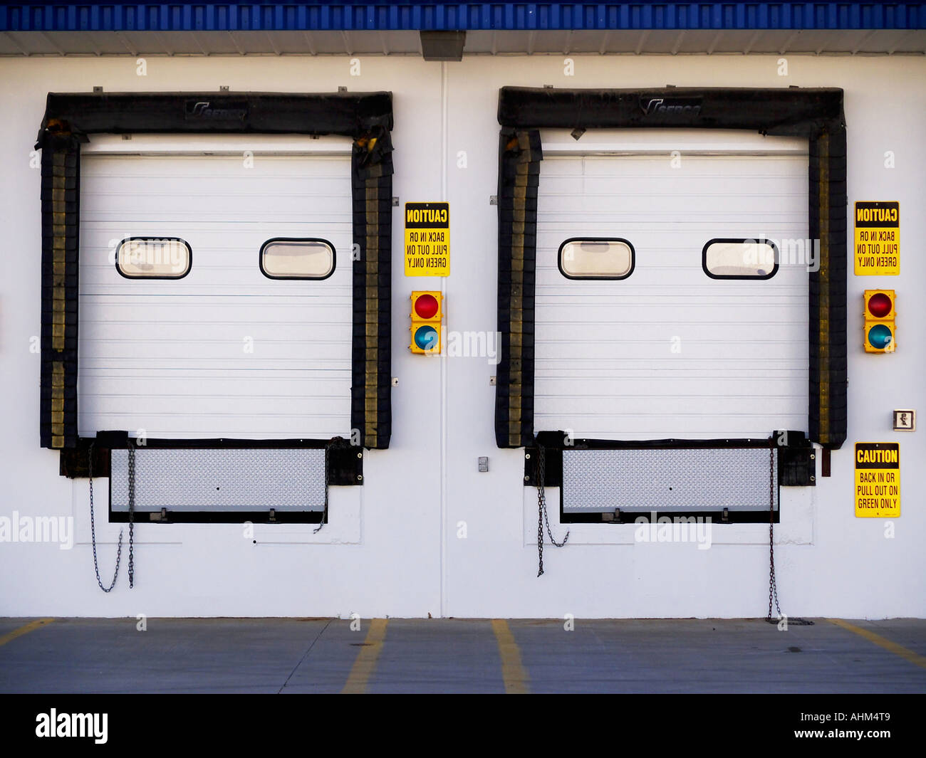 Il caricamento di due porte di Baia su un lato esterno di caricamento Foto Stock