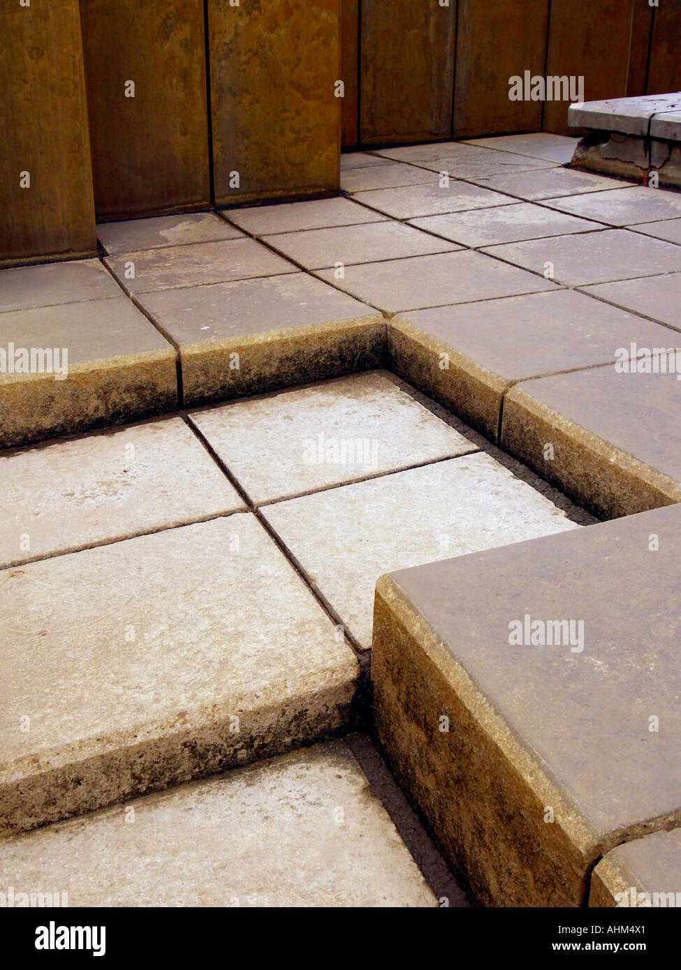 La colata di calcestruzzo formata in grande, unico, torreggianti forme geometriche e modelli in una piazza pubblica Foto Stock