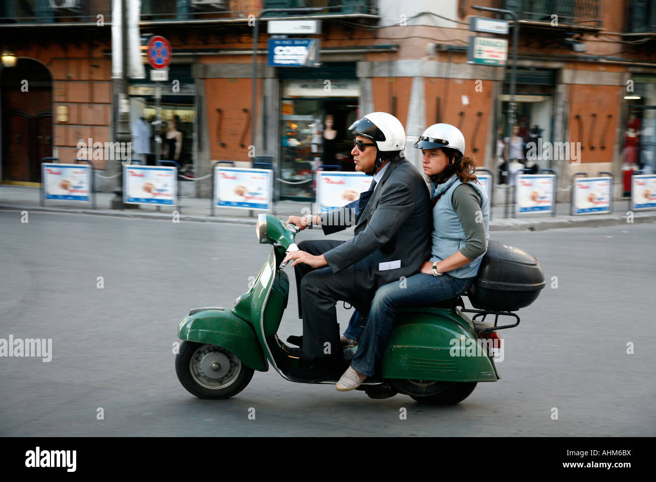 Persone in vespa Palermo Sicilia Italia Foto Stock