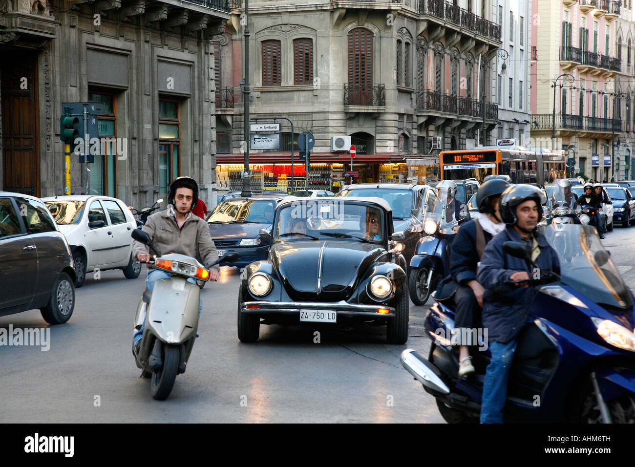 Il traffico intenso Palermo Sicilia Italia Foto Stock