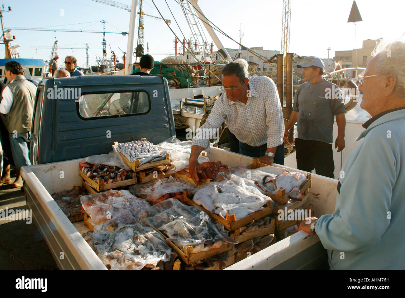 I commercianti acquisto di pesce da parte dei pescatori nel porto di Mazara  del Vallo Sicilia Foto stock - Alamy