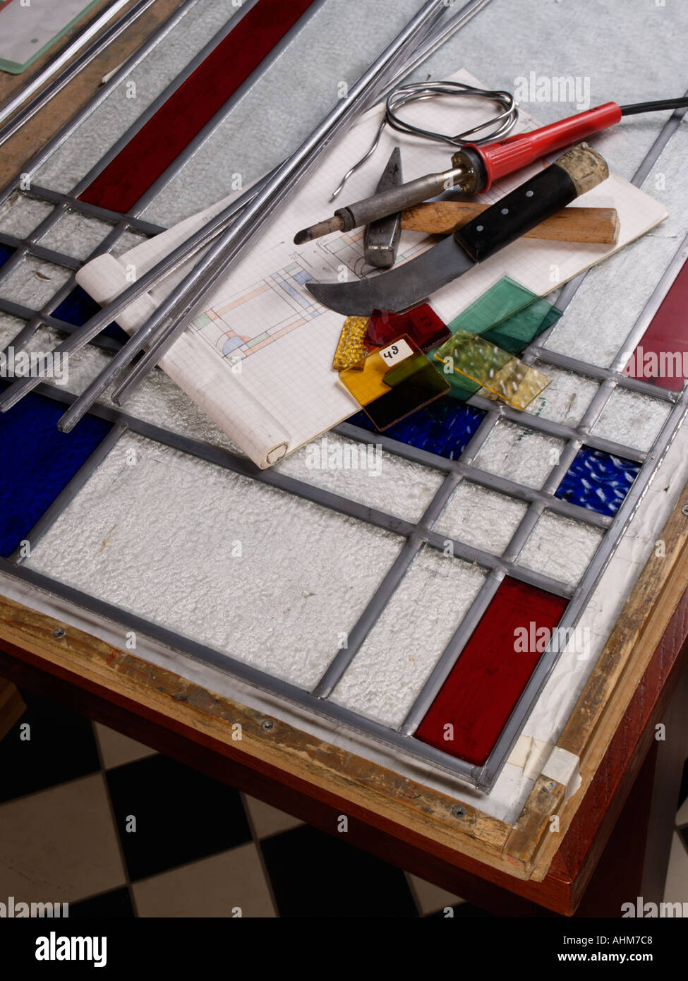 Apparecchiature e materiali necessari per rendere finestre in vetro piombato tra cui il saldatore vari tipi di vetro schizzo e piombo Foto Stock