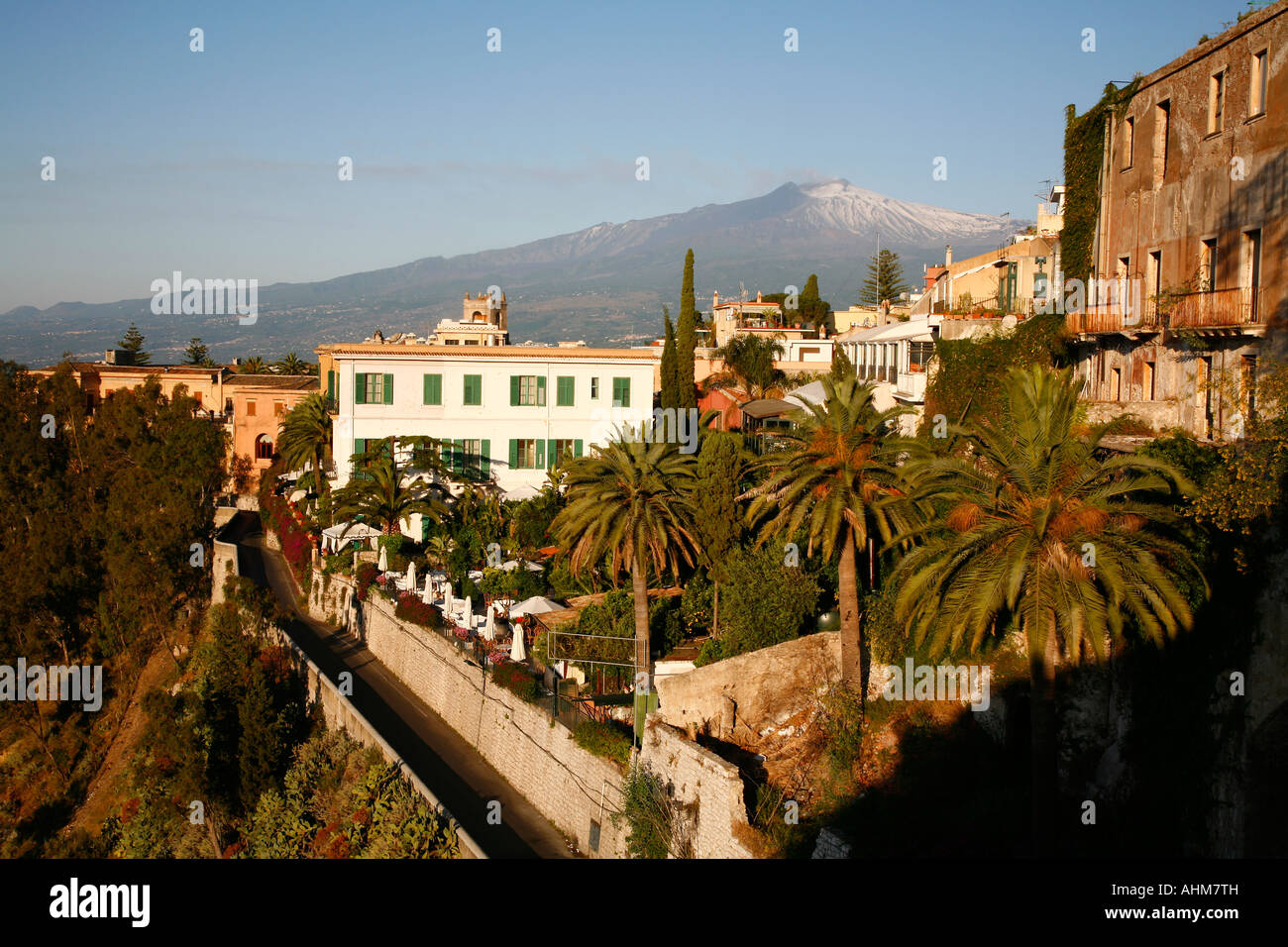 Vista su Taormina e il Monte Etna Sicilia Italia Foto Stock