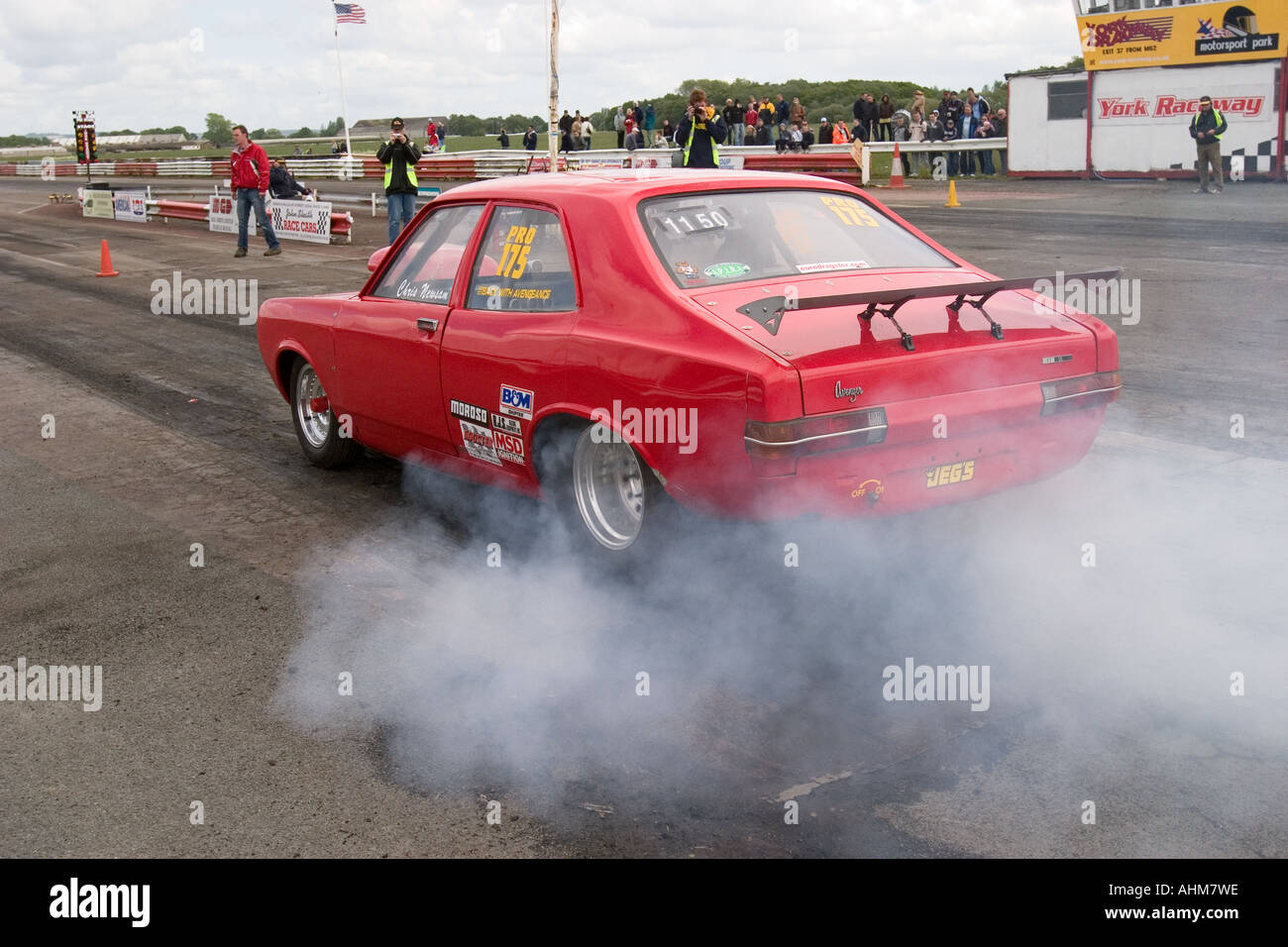 Fortemente modificati Hillman Avenger facendo un burnout in drag race Foto Stock