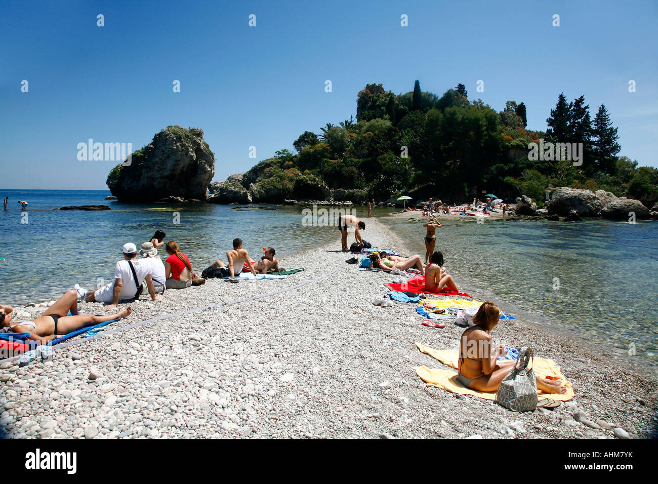 La Gente Sulla Spiaggia Di Isola Bella Isola Taormina Sicilia Foto Stock Alamy