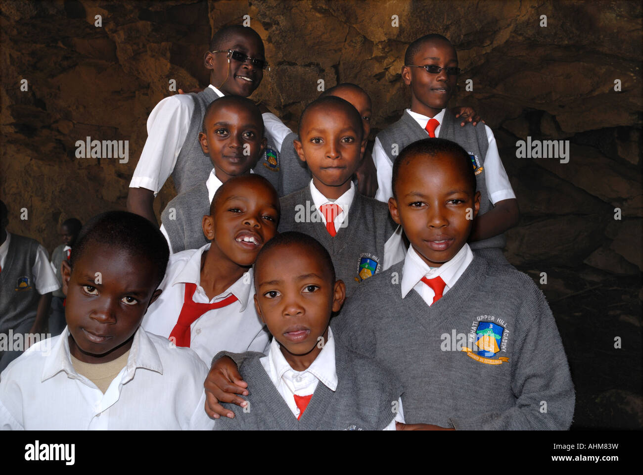 Un gruppo di smart buona Cerchi keniota scolari su una scuola gita al lago Nakuru National Park Kenya Africa orientale Foto Stock