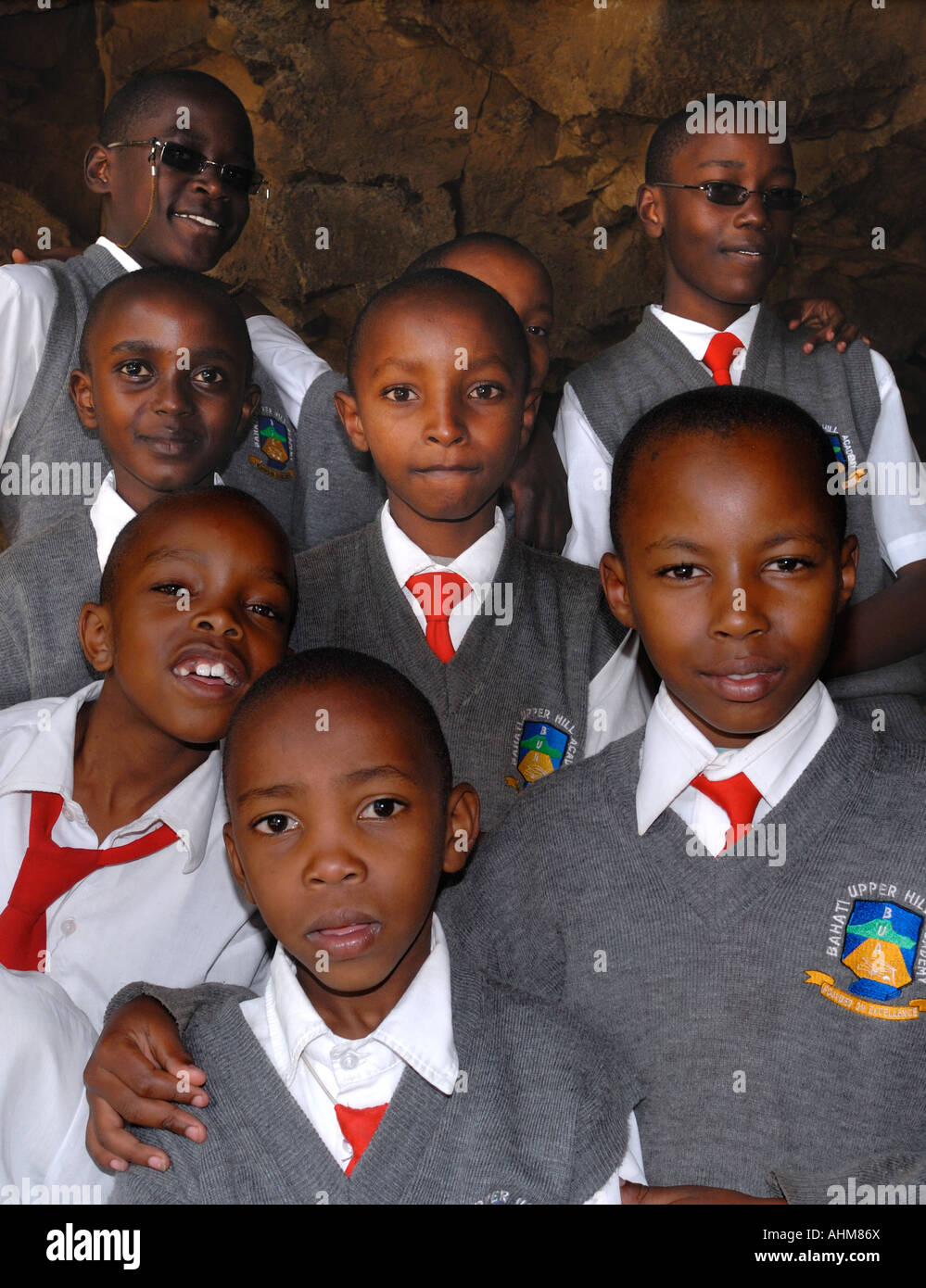 Un gruppo di smart buona Cerchi keniota scolari su una scuola gita al lago Nakuru National Park Kenya Africa orientale Foto Stock