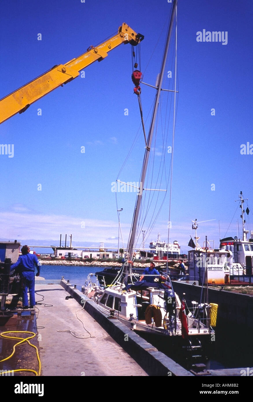 Montante è abbassato su uno yacht in Port St Louis du Rhone marina Francia Europa Foto Stock