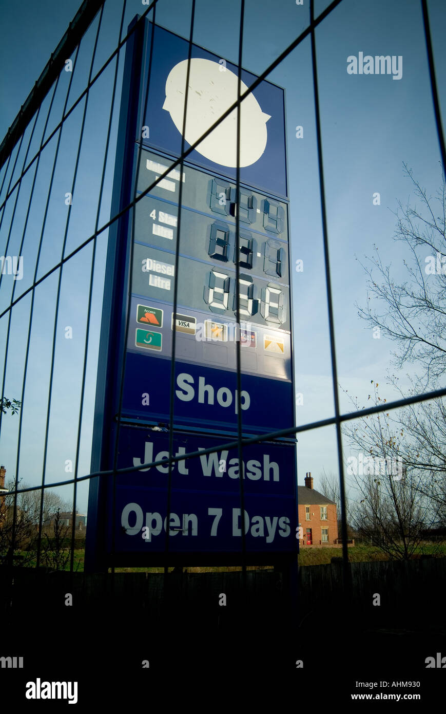 Stazione di benzina chiuso chiuso combustibili fossili del prezzo del petrolio mancanza di business fuori delle imprese opec crisi del carburante Foto Stock