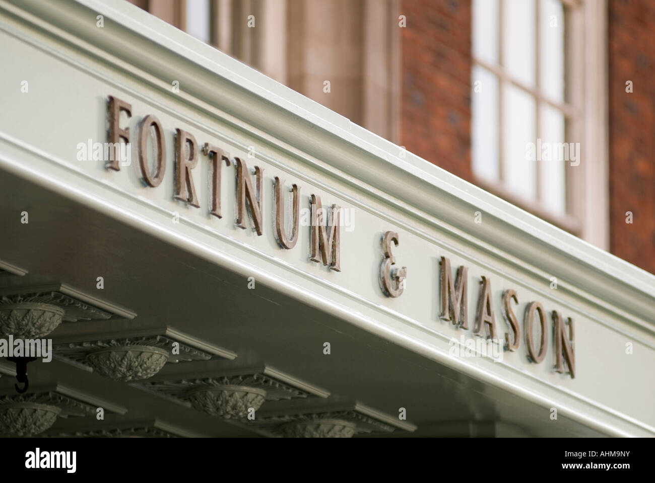 Fortnum e Mason entrata segno sulla Piccadilly a Londra REGNO UNITO Foto Stock