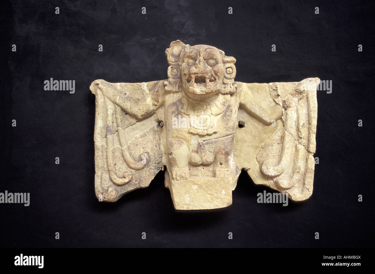 Coma Zotz o Camazotz Killer Bat, emblema dell'antica città maya di Copan, Copan Sculpture Museum, Honduras, America Centrale Foto Stock