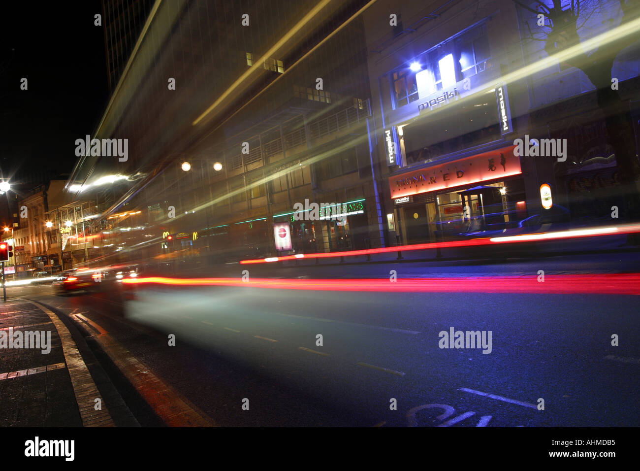 Il traffico su una strada trafficata che mostra i percorsi di traffico dalla macchina si illumina di notte la posizione è Broad Street di Birmingham in Inghilterra Foto Stock