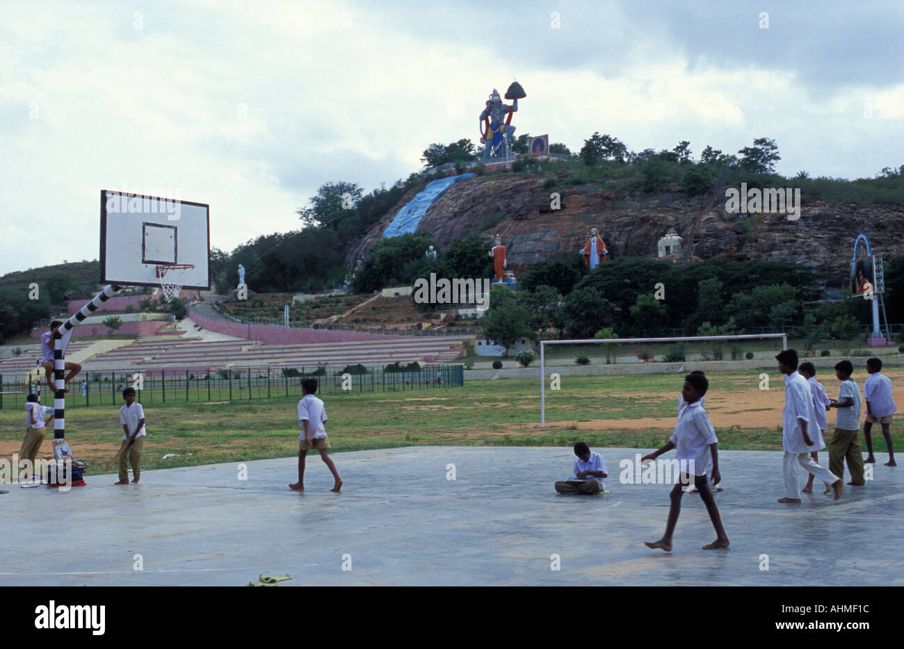 India Andhra Pradesh Puttaparthy Sai Baba scuola con figure religiose e di un parco giochi per bambini Foto Stock