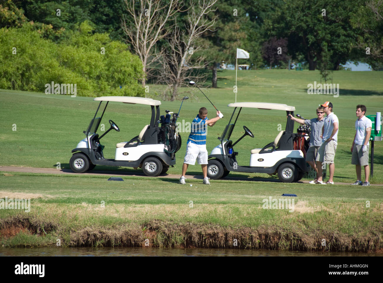 Quattro uomini sul raccordo a T della scatola Hefner golf in Oklahoma, Stati Uniti d'America. Foto Stock