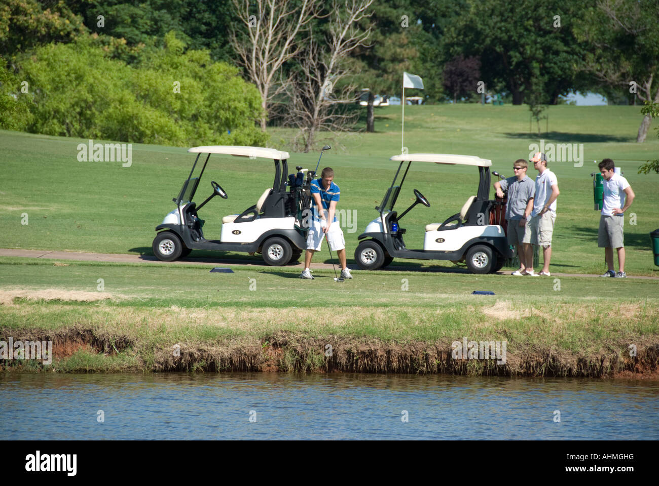 Quattro uomini di rinvio su off Hefner campo da golf nella città di Oklahoma, Oklahoma, Stati Uniti d'America. Foto Stock