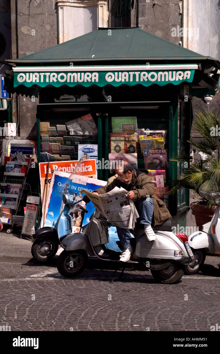 Via Toledo Napoli Italia chiosco scooter Foto Stock