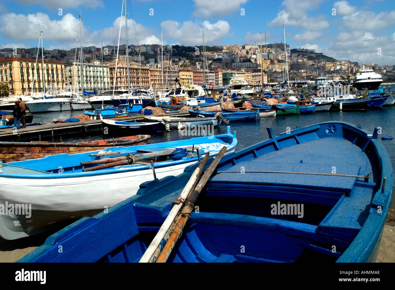 Mergellina Baia di Napoli Italia Campania port harbour barca Via Caracciolo Riviera di Chiaia lungomare Foto Stock
