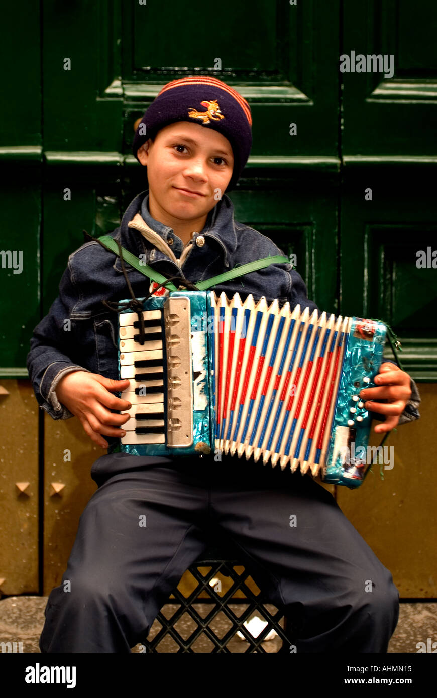 Napoli in Italia Campania meditterranea ragazzino fisarmonicista fisarmonica musica Foto Stock