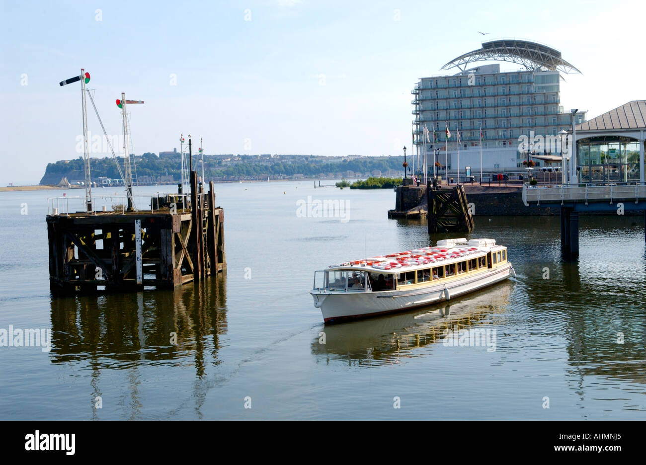 L'autobus d'acqua lasciando il Molo di St David's Hotel in background a Cardiff Bay South Wales UK Foto Stock