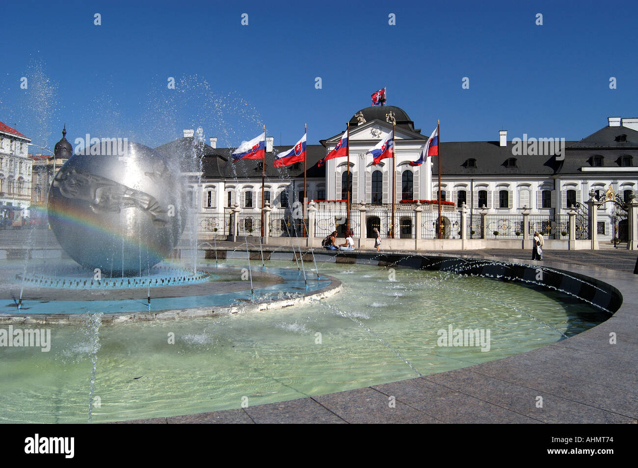 Fontana al di fuori del palazzo Grassalkovich Bratislava Slovacchia Foto Stock